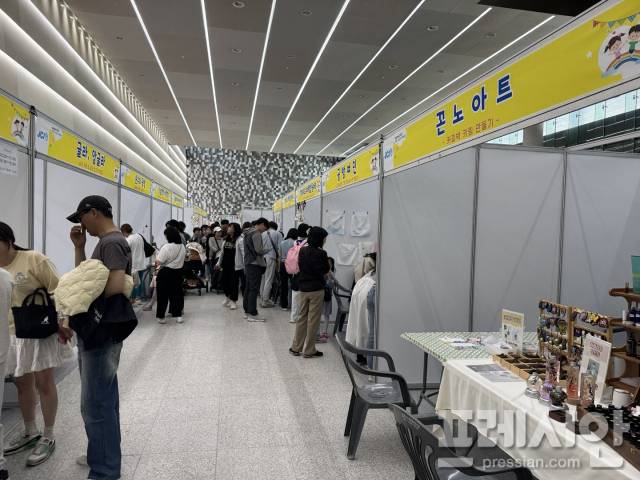 ▲ 현장 체험형 프로그램은 어린이뿐 아니라 보호자들에게도 흥미를 더하며 긴 대기 행렬을 만들었다. ⓒ 프레시안(김종우)