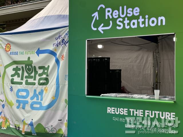 ▲ 2025 유성온천문화축제에서는 환경보호를 위해 푸드코트 구역에서는 다회용 용기를 사용했다. ⓒ프레시안(문상윤)