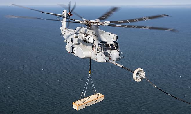 미국 록히드마틴 시코르스키 CH-53K 헬기가 화물을 수송하면서 공중급유를 하는 시험을 하고 있다. 록히드마틴 제공