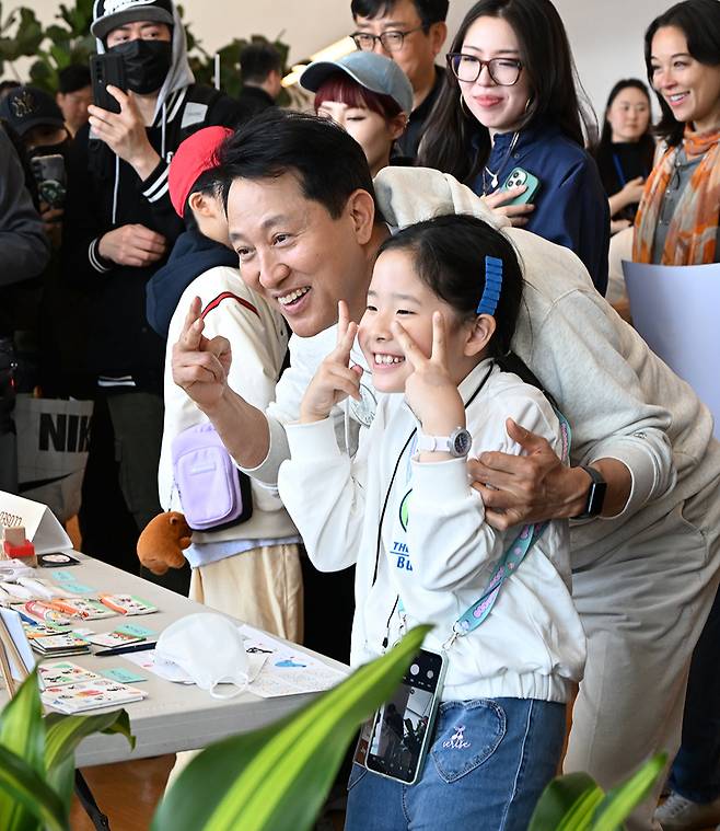 오세훈 서울시장이 4일 서울 중구 동대문디자인플라자(DDP)의&nbsp;‘DDP 봄 축제: 디자인 테마 파크’ 행사장을&nbsp;찾은 어린이와&nbsp;사진을 찍고 있다. 서울시 제공
