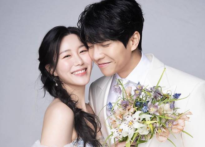 가수 이승기(오른쪽)와 배우 이다인 부부. 사회관계망서비스(SNS) 캡처