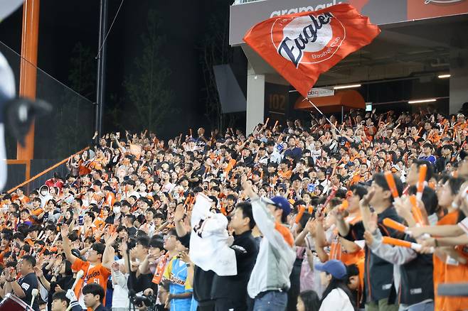 지난 4월 30일 대전한화생명볼파크에서 열린 2025 신한 SOL 뱅크 KBO리그 한화이글스와 LG 트윈스의 경기. 한화이글스 팬들의 응원이 뜨겁다. 연합뉴스