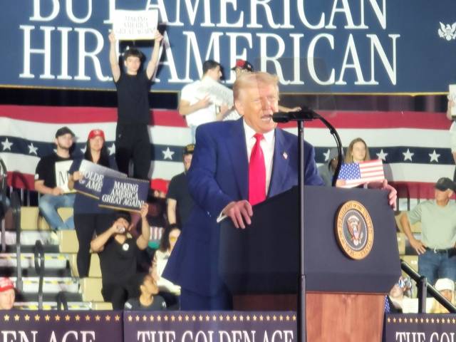 도널드 트럼프 미국 대통령이 지난달 29일(현지시간) 미국 미시간주 머콤 카운티에서 열린 취임 100일 기념 연설 행사에서 연설하고 있다. 연합뉴스