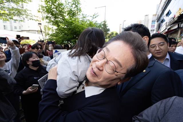 이재명 더불어민주당 대통령 후보가 4일 오전 경북 예천군 도청 신도시 일대를 찾아 아이를 안아주고 있다. 2025.5.4/뉴스1