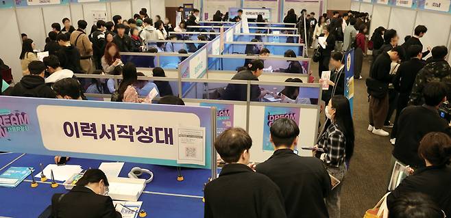 '2025 부산권 대학교와 함께하는 드림온 채용박람회'가 열린 3월28일 부산 해운대구 벡스코 컨벤션홀 1층에서 청년 구직자들이 취업 상담을 하고 있다. ⓒ연합뉴스
