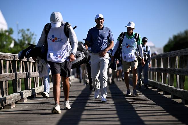 스코티 셰플러(가운데)가 4일 미국 텍사스주 맥키니의 TPC 크레이그 랜치에서 열린 PGA 투어 CJ컵 바이런 넬슨 3라운드 10번홀에서 티샷을 한 뒤 다리를 건너 페어웨이로 이동하고 있다. ｜게티이미지 포 CJ컵