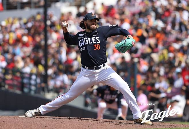 한화 코디 폰세가 4일 광주 KIA전에 선발 등판해 역투하고 있다. 한화 이글스 제공