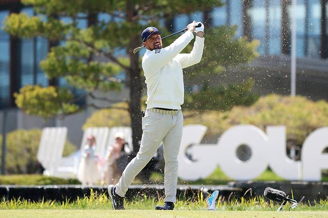 브라이슨 디섐보가 4일 인천 잭 니클라우스 골프클럽에서 열린 LIV 골프 코리아 최종 라운드 5번 홀에서 티샷을 하고 있다. 게티이미지코리아