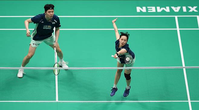 서승재-채유정 조가 4일 중국 샤먼에서 열린 2025 수디르만컵 결승에서 중국 펑옌저-황둥핑 조를 상대로 공격하고 있다. 신화통신연합뉴스