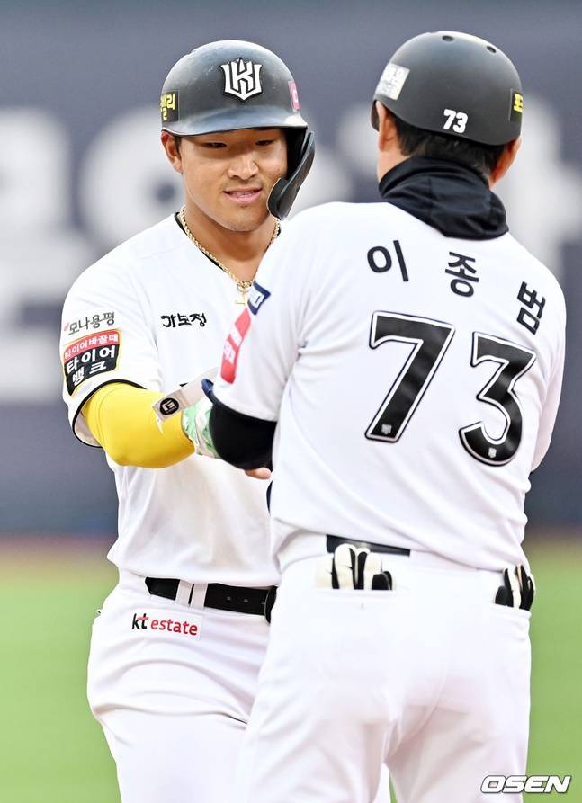 안현민(왼쪽)이 3일 키움전 1회초 선취 타점을 올린 뒤 이종범 코치와 하이파이브를 하고 있다.