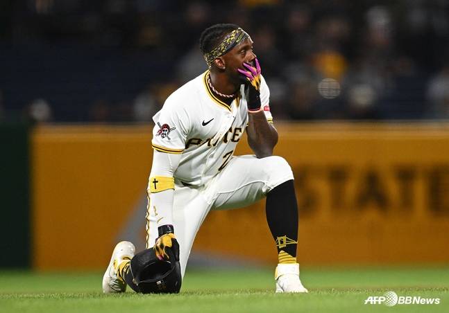 충격을 받은 앤드류 맥커친. /AFPBBNews=뉴스1