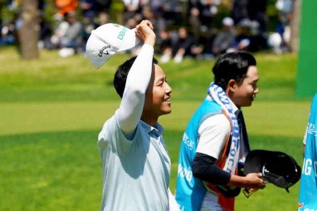 문도엽(왼쪽)이 4일 갤러리들에게 모자를 벗어 인사를 하고 있다. /사진=GS칼텍스 매경오픈 조직위 제공