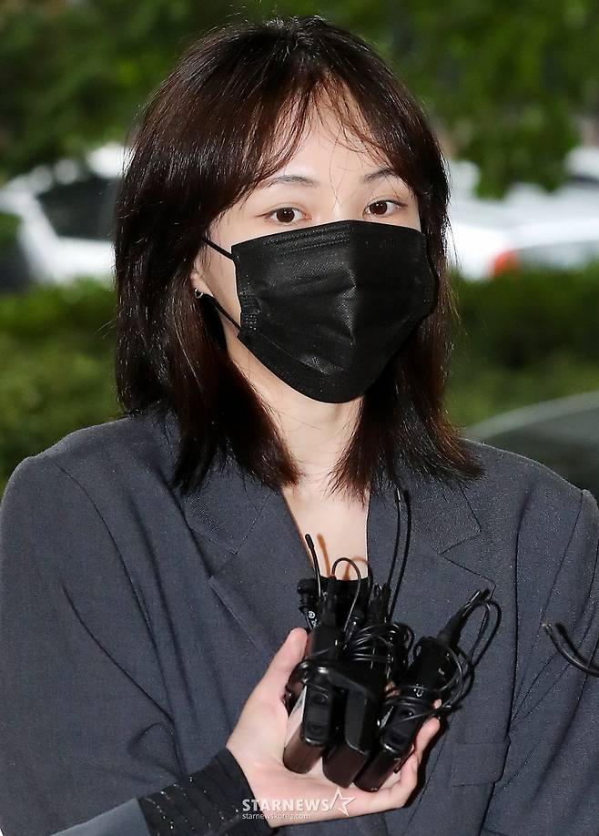 마약류 관리에 관한 법률 위반(향정) 혐의를 받고 있는 방송인 서민재가 19일 오전 서울 마포구 서부지방법원에서 진행된 첫 공판 기일에 출석하고 있다.   서민재와 남태현은 지난해 8월 마약 파문에 휘말렸다. 당시 채널A 예능프로그램 '하트시그널3' 출연자였던 서민재가 SNS를 통해 남태현과의 필로폰 투약을 폭로했던 것. 이에 경찰은 지난해 9월 서민재와 남태현의 소변과 모발을 채취해 국립과학수사연구원(국과수) 감정을 의뢰했다. 검사 결과 필로폰 양성 반응 결과가 나온 것으로 전해졌다. 2023.10.19 /사진=김창현