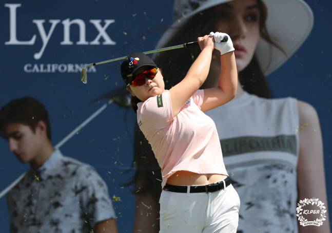 아이언 티샷을 하는 홍정민. /사진=KLPGT 제공