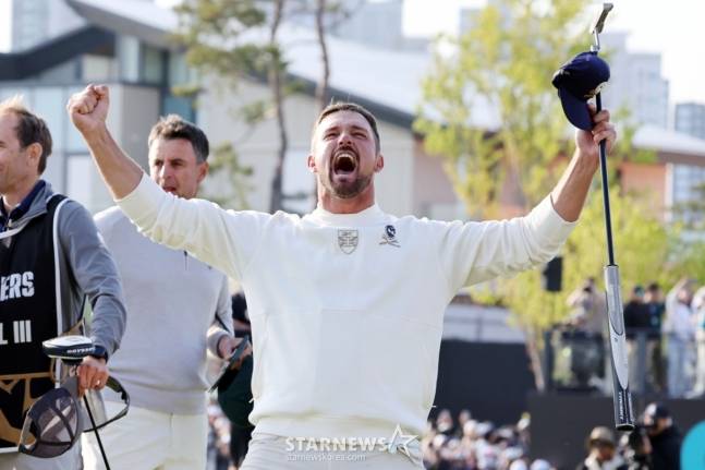 브라이슨 디섐보가 4일 리브 골프 코리아에서 우승을 차지하고 포효하고 있다. /사진=임성균 기자