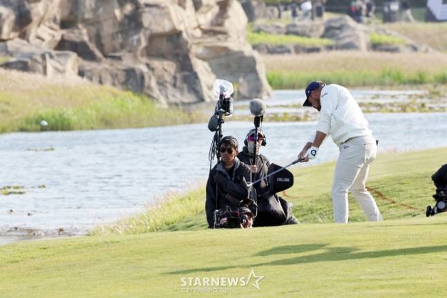트러블 상황에서 침착하게 아이언 샷을 날리고 있는 디섐보. /사진=임성균 기자