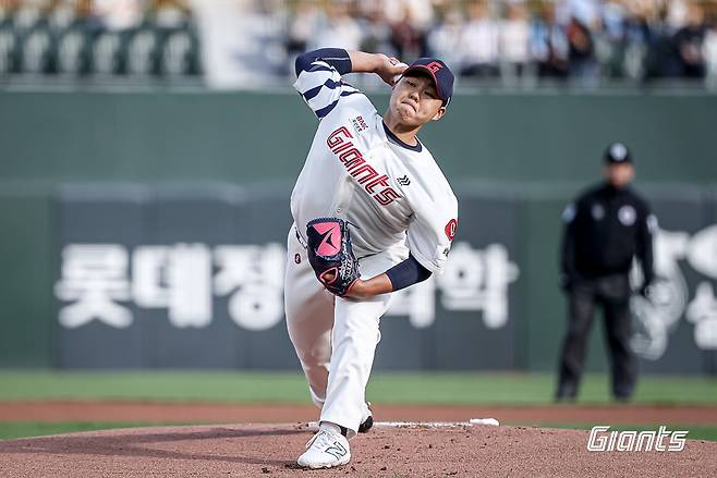 롯데 투수 박진은 3일 사직구장에서 열린 '2025 신한 SOL Bank KBO 리그' NC 다이노스와 주말 3연전 두 번째 경기에서 선발 등판했다. 최종 성적 3이닝 4실점으로 팀 패배를 지켜봐야 했다. 롯데 자이언츠