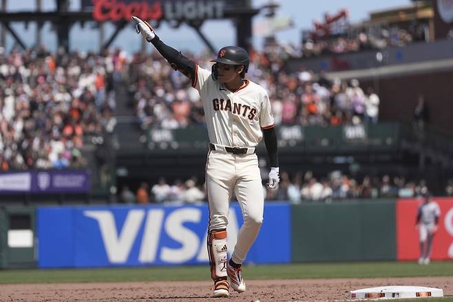 미국 메이저리그 샌프란시스코 자이언츠의 이정후가 4일(한국시간) 미국&nbsp;캘리포니아주 샌프란시스코의 오라클 파크에서 열린 2025 메이저리그 콜로라도 로키스와의 홈 경기에 3번타자 겸 중견수로 선발출전, 4타수 1안타 1타점 1득점을 기록하고 팀 역전승에 기여했다. 사진 연합뉴스
