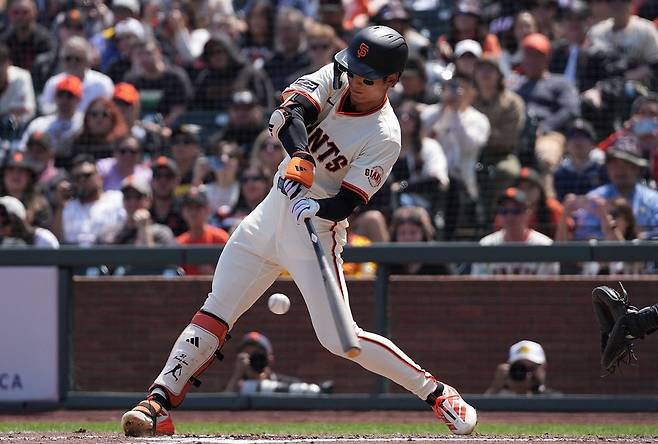 미국 메이저리그 샌프란시스코 자이언츠의 이정후가 4일(한국시간) 미국&nbsp;캘리포니아주 샌프란시스코의 오라클 파크에서 열린 2025 메이저리그 콜로라도 로키스와의 홈 경기에 3번타자 겸 중견수로 선발출전, 4타수 1안타 1타점 1득점을 기록하고 팀 역전승에 기여했다. 사진 연합뉴스