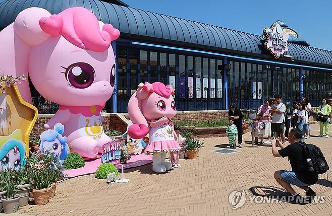 인기 캐릭터 티니핑과 '한 컷' (부산=연합뉴스) 강선배 기자 = 지난달 28일 부산 기장군 롯데월드 어드벤처 부산을 찾은 한 가족이 인기 캐릭터 '티니핑'과 기념사진을 찍고 있다.