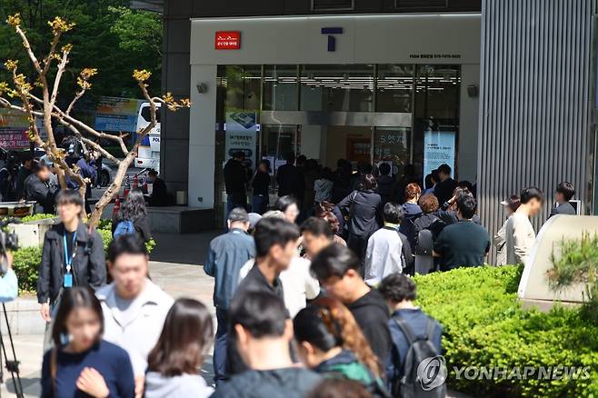 SKT, 유심 교체 기다리는 시민들 (서울=연합뉴스) 서대연 기자 = 가입자 유심(USIM) 정보를 탈취당한 SK텔레콤이 유심 무료교체 서비스를 시작한 28일 서울 시내 한 SKT 대리점에서 시민들이 유심 교체를 위해 줄을 서 차례를 기다리고 있다. 2025.4.28 dwise@yna.co.kr