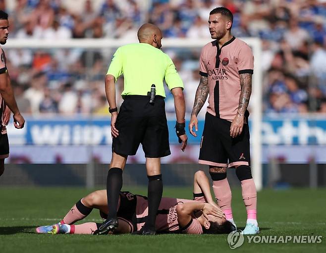 부상으로 쓰러진 이강인 [로이터=연합뉴스]