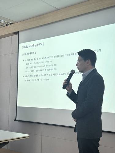SK텔레콤 일일 브리핑 (서울=연합뉴스) 조현영 기자 = SK텔레콤은 4일 일일 브리핑을 통해 최악의 해킹 사고에 대한 대응 동향을 설명하고 있다. 2025.5.4 photo@yna.co.kr
