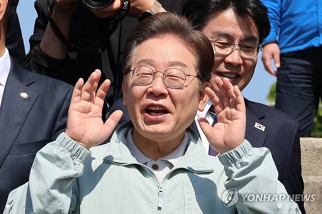 대선 한 달 앞…현장 행보 이어가는 이재명 후보 (영주=연합뉴스) 김주성 기자 = 더불어민주당 이재명 대선 후보가 대선을 한 달 앞둔 4일 '골목골목 경청투어 : 단양8경편' 첫 방문지인 경북 영주시 문정둔치에서 열린 한국선비문화축제장을 찾아 시민들에게 인사하고 있다. 2025.5.4 utzza@yna.co.kr