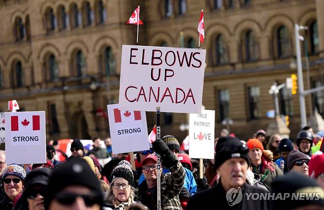 캐나다에서 열린 트럼프 반대 시위 [AP 연합뉴스 자료사진/The Canadian Press 제공]