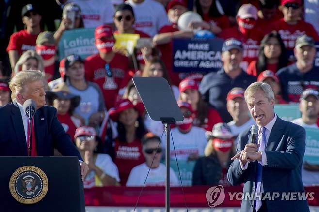2020년 대선 당시 트럼프 대통령 지지연설을 하는 나이절 패라지 대표(우측) [EPA 연합뉴스 자료사진]