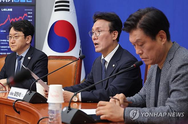 발언하는 김민석 최고위원 (서울=연합뉴스) 류영석 기자 = 더불어민주당 김민석 상임공동선거대책위원장이 4일 국회에서 열린 기자간담회에서 발언하고 있다. 2025.5.4 ondol@yna.co.kr