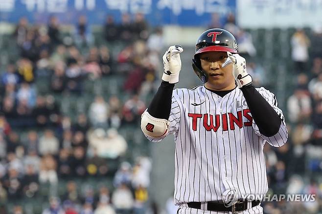 문보경 '1타점 적시타' (서울=연합뉴스) 임화영 기자 = 15일 서울 잠실야구장에서 열린 프로야구 삼성 라이온즈와 LG 트윈스의 경기.
    1회말 1사 1, 2루 LG 문보경이 1타점 적시타를 친 뒤 기뻐하고 있다. 2025.4.15 hwayoung7@yna.co.kr