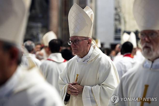 외관상 큰 문제 없어 보이는 파롤린 추기경  3일(현지시간) 프란치스코 교황 추모 미사에 참석한 피에트로 파롤린 추기경 [EPA=연합뉴스 자료사진. 재판매 및 DB 금지]