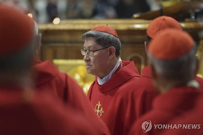 타글레 추기경 프란치스코 교황 추모하는 타글레 추기경 [AP=연합뉴스 자료사진. 재판매 및 DB 금지]