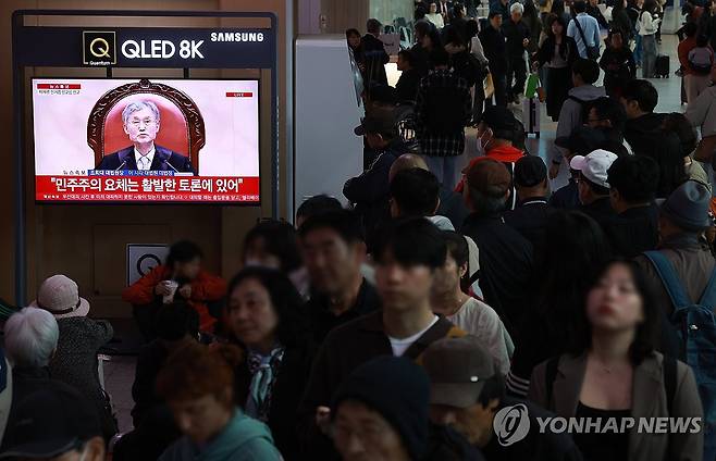 민주당 이재명 후보 대법원 판결 보는 시민들 (서울=연합뉴스) 신현우 기자 = 1일 서울역에서 시민들이 더불어민주당 이재명 대선 후보 공직선거법 사건에 대한 대법원 판결 생중계를 보고 있다. 2025.5.1 nowwego@yna.co.kr