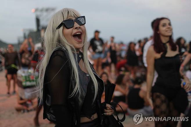 3일(현지시간) 레이디 가가 브라질 공연을 기다리는 팬 [AP 연합뉴스]