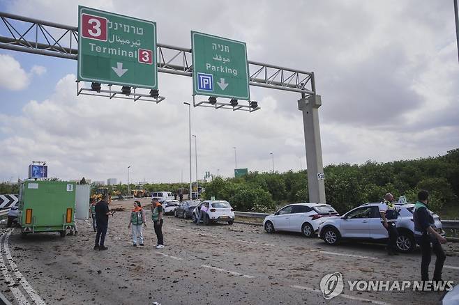 후티 미사일, 벤구리온 공항 타격 (텔아비브 AP=연합뉴스) 4일(현지시간) 이스라엘 벤구리온 국제공항의 미사일 피해 지역을 군경이 통제하고 있다. 2025.5.4 photo@yna.co.kr