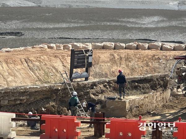 중구 영종도 동강천 인근 해안순환도로 공사현장에서 지난달 29일 흰발농게 서식지 안내판이 철거되고 있다. 흰발농게 서식지 안내판 뒤쪽으로 있던 갯벌에는 가물막이가 설치됐다. 2025.4.29 /조경욱기자 imjay@kyeongin.com