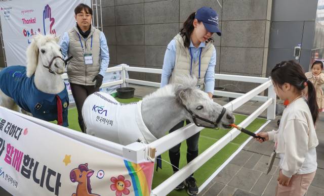 부산일보사와 부산시, 부산교육청, (재)영화의전당이 주최한 ‘제52회 부산 어린이날 큰잔치’가 5일 부산 해운대구 영화의전당에서 열렸다. 행사장을 찾은 어린이와 가족들이 다양한 체험 행사를 즐기고 있다. 김종진 기자 kjj1761@