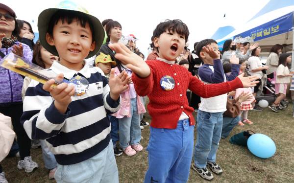 '2025 경상북도 어린이날 큰잔치'가 5일 오전 경북도청 새마을 광장에서 펼쳐진 가운데 어린이들이 환호성을 지르며 공연을 즐기고 있다. 정훈진 기자 jhj131@kyongbuk.com