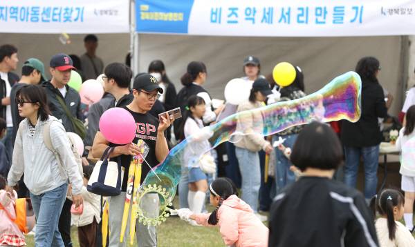 '2025 경상북도 어린이날 큰잔치'가 5일 오전 경북도청 새마을 광장에서 펼쳐진 가운데 어린이와 부모들이 버블놀이를 즐기고 있다. 정훈진 기자 jhj131@kyongbuk.com