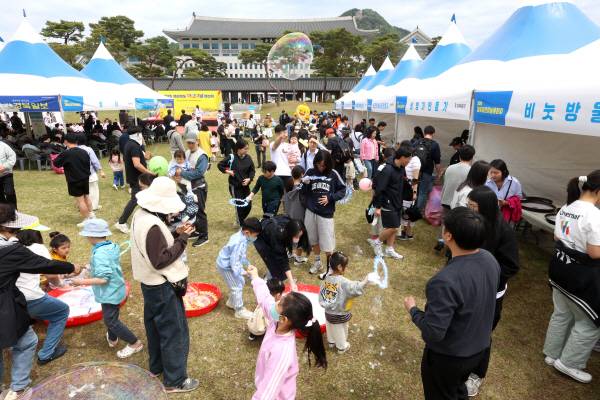 '2025 경상북도 어린이날 큰잔치'가 5일 오전 경북도청 새마을 광장에서 펼쳐진 가운데 어린이와 부모들이 체험을 즐기고 있다. 정훈진 기자 jhj131@kyongbuk.com
