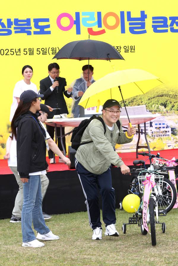 '2025 경상북도 어린이날 큰잔치'가 5일 오전 경북도청 새마을 광장에서 펼쳐진 가운데 자전거 경품추첨이 진행되고 있다. 정훈진 기자 jhj131@kyongbuk.com