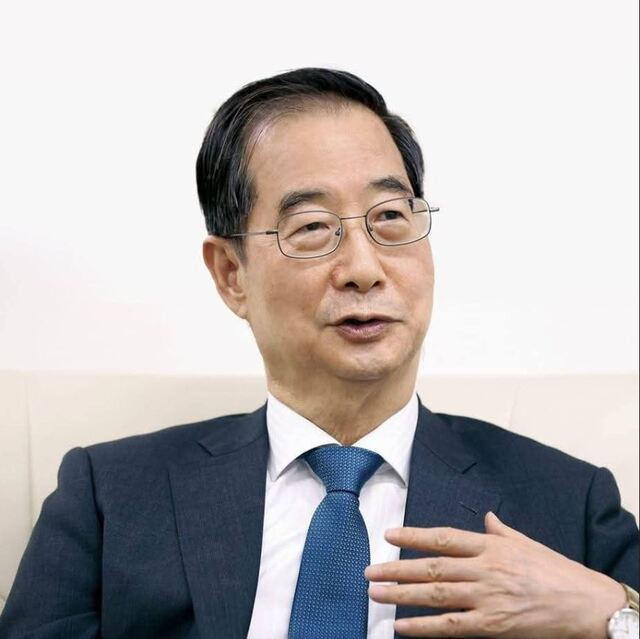 한덕수 무소속 대통령 예비후보는 김문수 국민의힘 대선후보와 단일화에는 유일하게 개헌에 의견 모으는 하나 밖에 없음을 다시한번 채널A와의 인터뷰에서 밝혔다. 한덕수 후보측 '여러분의 캠프' 제공.