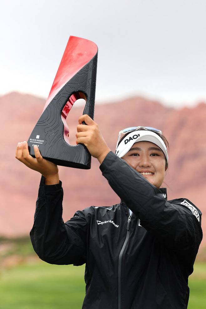 유해란이 LPGA 투어 블랙 데저트 챔피언십 초대 챔피언이 된 뒤 우승트로피를 번쩍 들어 올리고 있다. (사진=AFPBBNews)