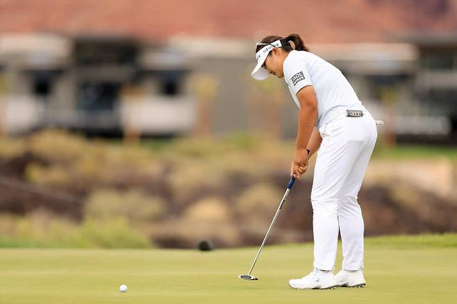 유해란이 블랙 데저트 챔피언십 4라운드 18번홀에서 챔피언 퍼트를 하고 있다. (사진=AFPBBNews)