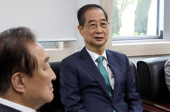 대선 출마를 선언한 한덕수 전 국무총리가 3일 오후 서울 영등포구 여의도 국회 헌정기념관에서 정대철 헌정회장을 예방하고 있다. (사진 = 뉴시스)