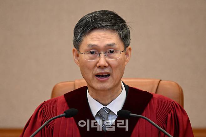 문형배 헌법재판소장 직무대행이 지난달 4일 오전 서울 종로구 헌법재판소 대심판정에서 윤석열 대통령 탄핵심판 인용 결정문을 낭독하고 있다. (사진=공동취재단)