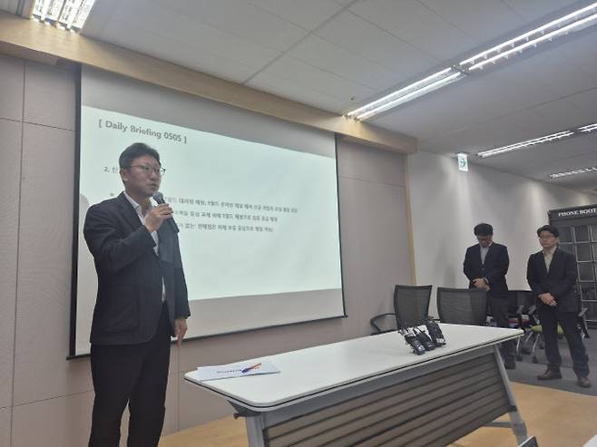 SK텔레콤 임원진들이 5일 서울 중구 삼화타워에서 열린 일일브리핑에서 현재까지 유심교체, 유심보호서비스 가입 상황을 설명하고 있다.(사진=임유경 기자)