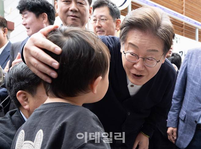 ‘골목골목 경청투어 : 단양팔경편’에 나선 이재명 더불어민주당 대통령 후보가 지난 4일 오후 강원 영월군 영월서부시장에서 한 어린이와 대화를 하고 있다. (사진=연합뉴스)